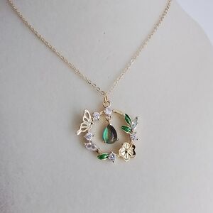 Elegant Gold and Green Pendant Necklace